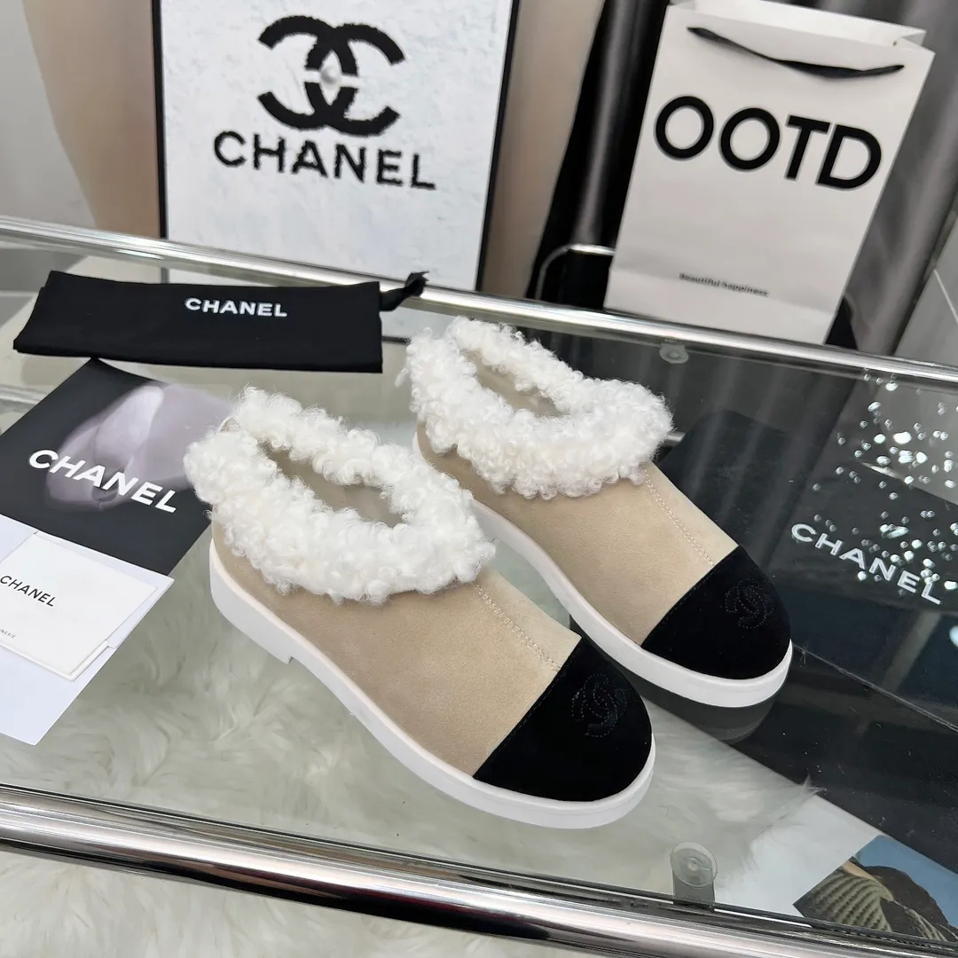👟👟Ex-factory price 540👟👟 High version of Chanel CHANEL, 🌞🌞🌞Xiaoxiang’s latest 2025 autumn and winter short boots, a must-have item for this autumn and winter season! ! Ms. Chanel loves simple yet irresistible combinations to show her unique style. Mix and match freely to shine⚡Follow Grandma’s fashion steps! ! ! The top-notch craftsmanship and texture are perfectly presented. No matter any details, you can compare them with the counters. The best quality products can be entered and exited from the counters at will! ! ❶Material: imported cowhide/cow suede/wool ❷Lining: sheepskin lining ❸Feet: sheepskin ❹Outsole: original molded sole ❺Heel height: 3cm ❻Number of yards: 35-40 (40 and 41 are customized and non-refundable)